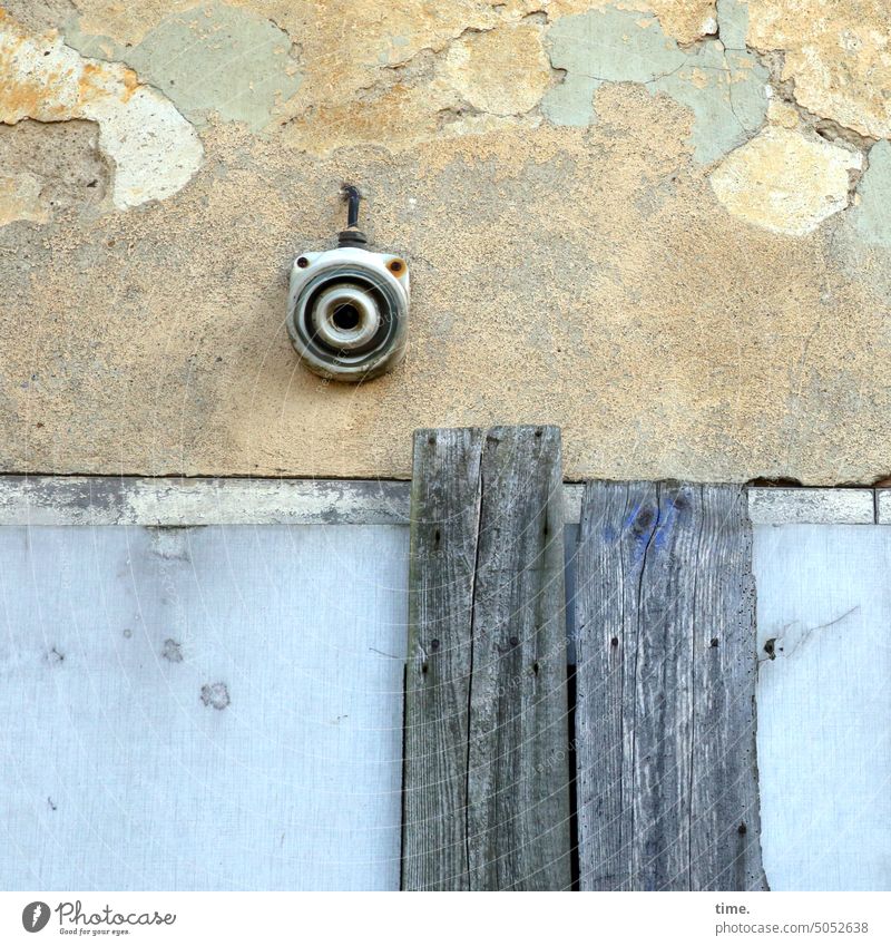 Fassadenensemble mit Lichtanschluss und Brett am Putz Wand Mauer Elektrik Lampenfassung abblättern gelb grün blau angelehnt alt abgerockt trashig