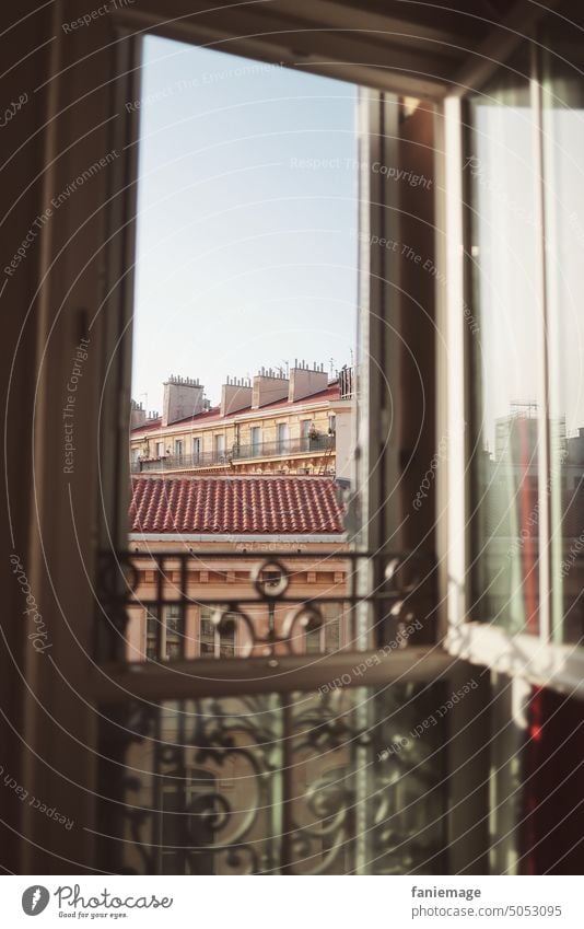 se réveiller à Marseille französisch französischer Balkon fenster Klick Dächer Morgens Geländer Balkongeländer Stadt Hotel Hotelzimmer Frankreich