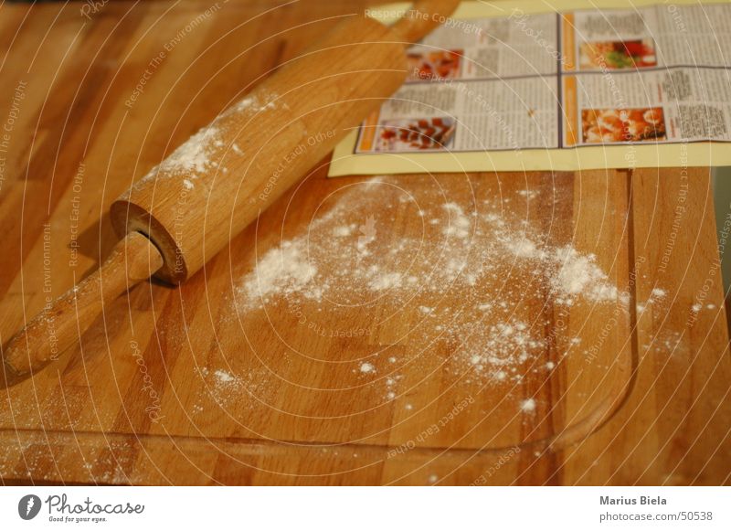 Backen? Ja, schon mal gehört... Farbfoto mehrfarbig Menschenleer Kunstlicht Mehl Walze kochen & garen Dezember Geruch Ernährung Manuelles Küchengerät Nudelholz