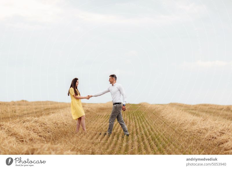 Glückliches junges Paar auf Stroh, romantische Menschen Konzept, schöne Landschaft, Sommerzeit. Liebe Porträt Feld Frau Kleid Mann Heugarben ländlich Wiese