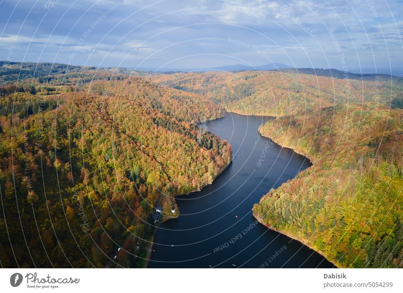 Herbstlandschaft mit Bergen und Fluss, Luftaufnahme von oben Berge u. Gebirge Natur Landschaft fallen gelb Saison Hintergrund sonnig Park See Sonne national