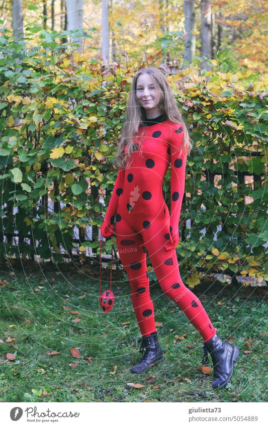 Herbstmode 2022 | Superheldin im hautengen Catsuit, Anime, Cosplay, Fasching, Karneval, Ladybug Porträt Ganzkörperaufnahme Zentralperspektive Körper Schlank