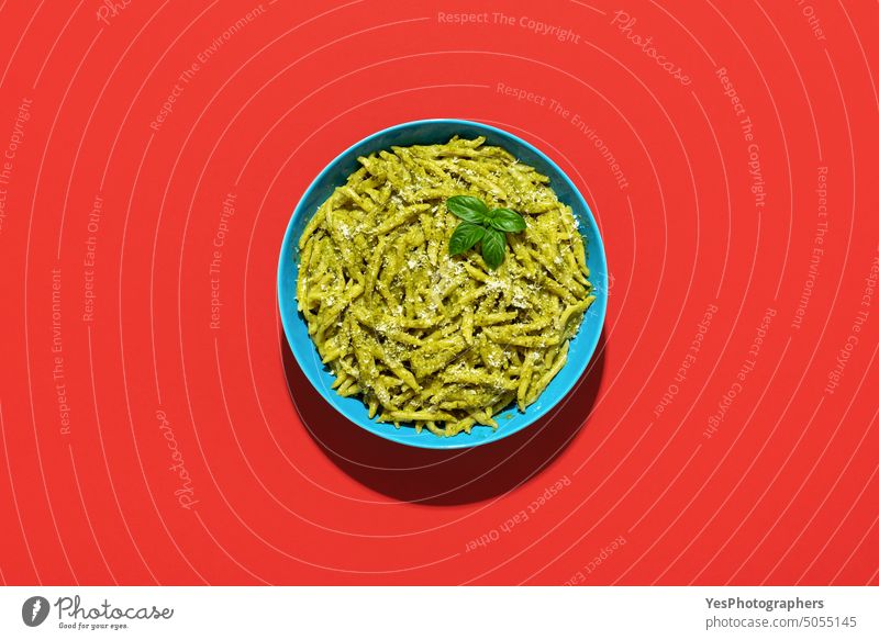 Nudeln mit Pestosauce, Ansicht von oben auf rotem Hintergrund Basilikum Schalen & Schüsseln hell Kohlenhydrate Käse klassisch Farbe Textfreiraum kreativ Küche
