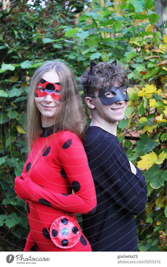 Geschwister verkleidet als Superhelden, Anime, Cosplay, Fasching, Karneval, Superstars Miraculous Ladybug Cat Noir fantasiewelt teenager Geheimidentität