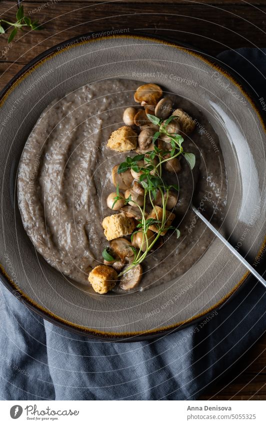 Gesunde Pilzsuppe mit Crackern Suppe Gesundheit Sahne Agaricus bisporus Herbst Champignon Abendessen Portabello Schalen & Schüsseln Saatgut Mahlzeit Champignons