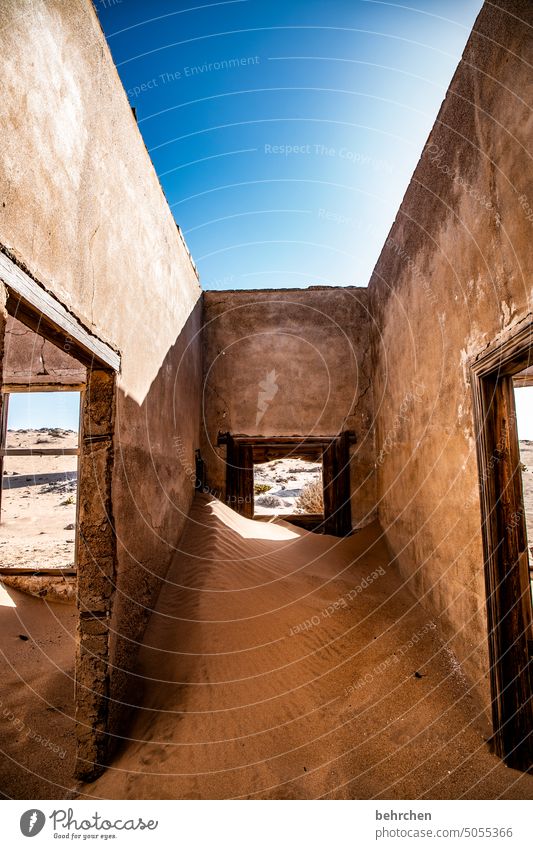 kopflos alt kaputt zerstört Haus Naturgewalt zerfall Sonnenlicht Schatten Licht Sand Ruine Geisterstadt Kolmannskuppe Kolmanskop Lüderitz Klimawandel trocken