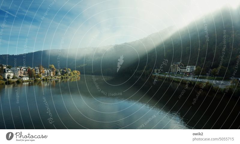 Hoffnungsschimmer Traben-Trarbach Häuser Gebäude Landschaft Fluss Wasser Wasserspiegelung Spiegelbild Wasseroberfläche Spiegelung im Wasser geheimnisvoll