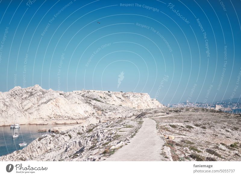 Weg nach Marseille Notre Dame de la Garde Pfad Felsen Landschaft La bonne mère Mittelmeer Iles du Frioul Mediterran Weite Freiheit Außenaufnahme Frankreich