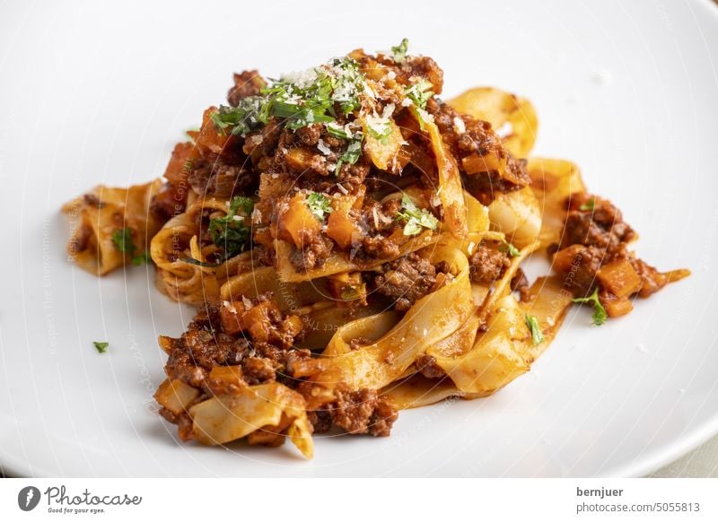 Tagliatelle Pasta mit Bolognaise auf einem weißen Teller Bolognese Schatten Sauce Tomate Hackfleisch Karotte Italienisch isoliert Haufen Essen Rindfleisch