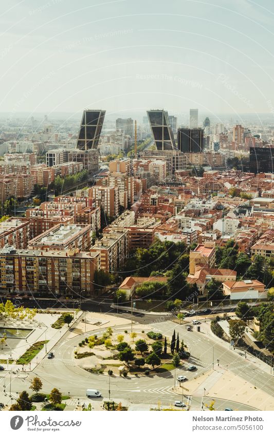 Luftaufnahme von Madrid Plaza de Castilla Turm Ansicht Antenne europa Örtlichkeit Ort Metropole Architektur Stadtlandschaft Metropolitan Wolkenkratzer Dämmerung