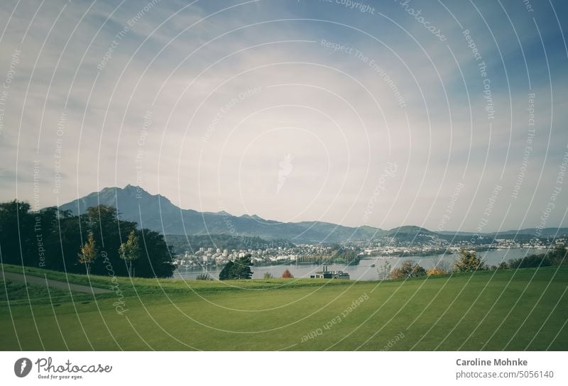 Blick vom Golfplatz Meggen auf das Luzerner Seebecken und den Pilatus Golf Meggen Rasen Sport Landschaft Vierwaldstättersee grün Himmel Ballsport