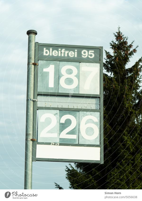 Treibstoffpreise Tankstelle Ziffern & Zahlen Preis Benzin Rohstoffe & Kraftstoffe Diesel Zapfsäule tanken Auto Brennstoff Verkehr Umwelt Spiegelung Baum