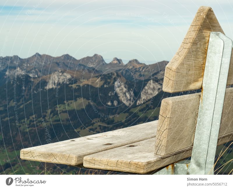 Sitzbank vor Gebirge Ruhe Felsen ausruhen Ausblick Ferne Fernblick Ferien & Urlaub & Reisen Berge u. Gebirge Landschaft Idylle Erholung Natur wandern Alpen