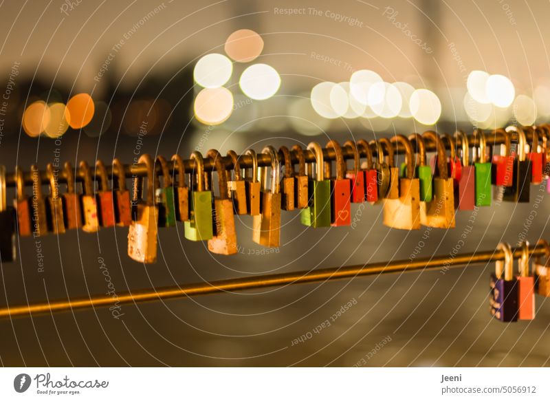 Verschlossene Liebesbotschaften Schloss Liebesschloss Brücke Brückengeländer Hafen Wasser Lichter Bokeh Vorhängeschloss Liebesbekundung Verliebtheit Gefühle