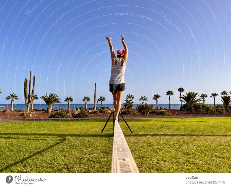 Eine Frage des Gleichgewichtes balancieren Stabilität nach vorne schauen Frau Slackline Balance Konzentration Balanceakt Bewegung Zufriedenheit gefestigt stabil