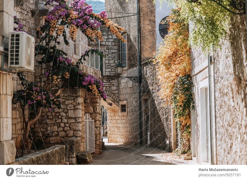 die alten Straßen der Altstadt von Hvar mit einer reichen Geschichte auf der Insel in der kroatischen Adria adriatisch Gasse antik Architektur schön Gebäude