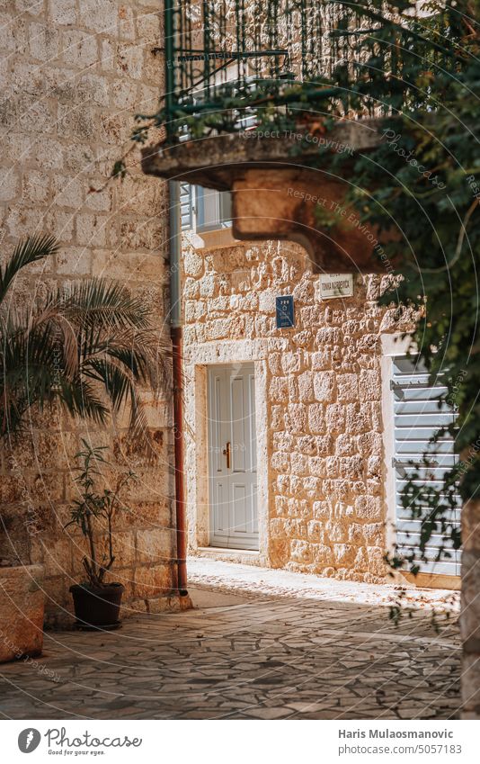 alte enge Gassen mit einer reichen Geschichte auf der Insel in der kroatischen Adria adriatisch antik Architektur schön Gebäude Großstadt Stadtbild Kroatien