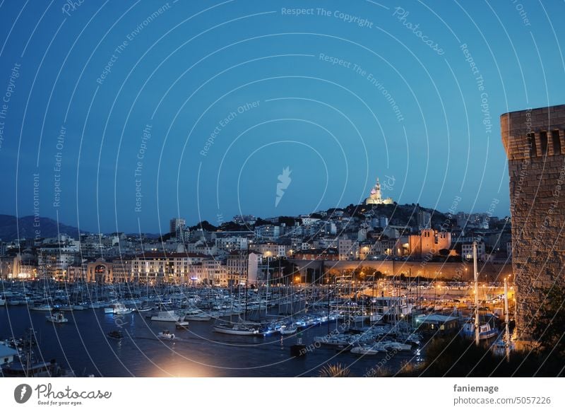 Blick auf Notre Dame de la Garde und Vieux Port vom Fort Saint-Jean aus Marseille Vieux-Port Historische Stadt altstadt Mittelmeer südfrankreich Provence