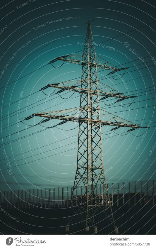 Parallel Welt. Oben läuft unser Strom , unten läuft der Verkehr auf der Autobahn, mit Lärmschutzwand.  Und alles bei Wolkenfreiem  Himmel. Strommast