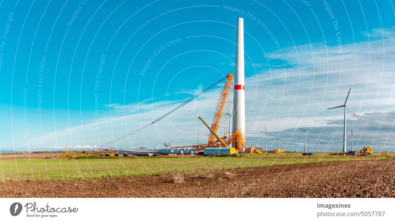 Baustelle. Aufbau und Montage einer Windkraftanlage per Kran. Bauarbeiten im am Windrad im Windpark Wörrstadt, Deutschland. Energiekrise konzept, Bau von Windkraftanlagen