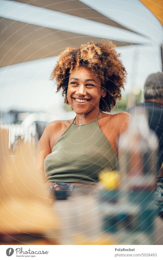 #A16# Happy Frau am Lachen bei Sonnenschein im Urlaub Frauengesicht Frauenpower lachen lachend lachende Augen positiv Positivität Haare & Frisuren Model feminin