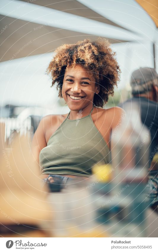 #A16# Happy Frau am Lachen bei Sonnenschein im Urlaub Frauengesicht Frauenpower lachen lachend lachende Augen positiv Positivität Haare & Frisuren Model feminin