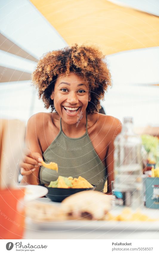 #A16# Happy Frau am Lachen bei Sonnenschein im Urlaub Frauengesicht Frauenpower lachen lachend lachende Augen positiv Positivität Haare & Frisuren Model feminin