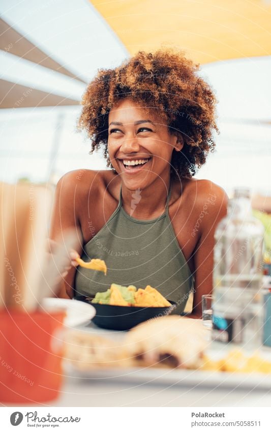 #A16# Happy Frau am Lachen bei Sonnenschein im Urlaub Frauengesicht Frauenpower lachen lachend lachende Augen positiv Positivität Haare & Frisuren Model feminin