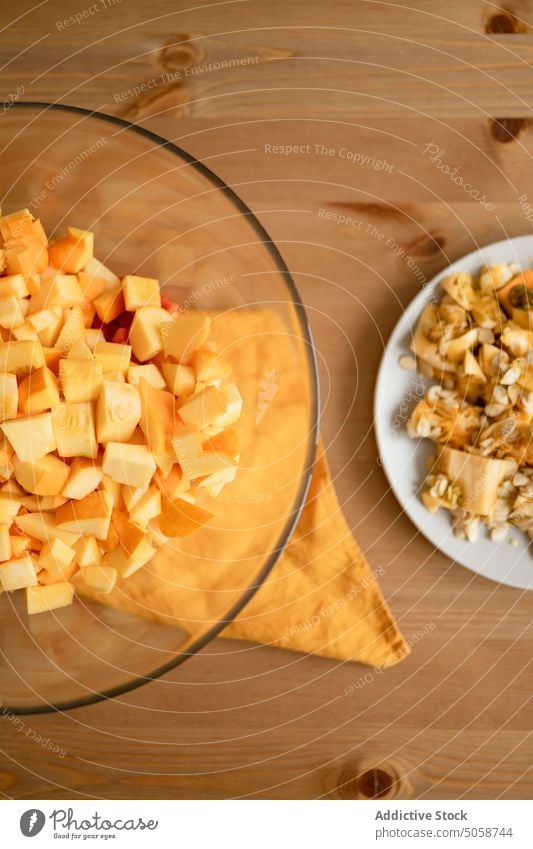 Geschnittenes Gemüse auf Holzbrett und Teller auf dem Tisch Squash Schneidebrett Küche Bestandteil Lebensmittel Kürbis sortiert appetitlich frisch vorbereiten