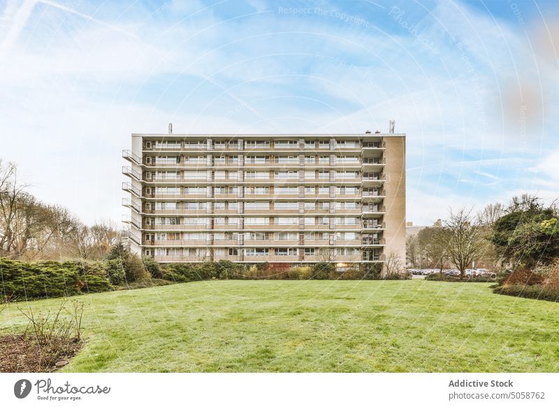 Panoramaansicht von Backsteinhäusern Baustein Gebäude Architektur Straße Fahrräder Backsteinwand Bürgersteig Autos Baum Straßenbelag urban Reihe Stadtstraße