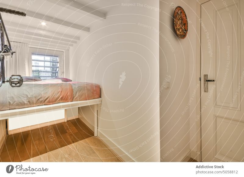 Modernes Schlafzimmer in Wohnung Bett Appartement Fahrrad Grundbesitz wohnbedingt Innenbereich heimwärts modern Parkett Design Unterkunft Haus verweilen Anwesen