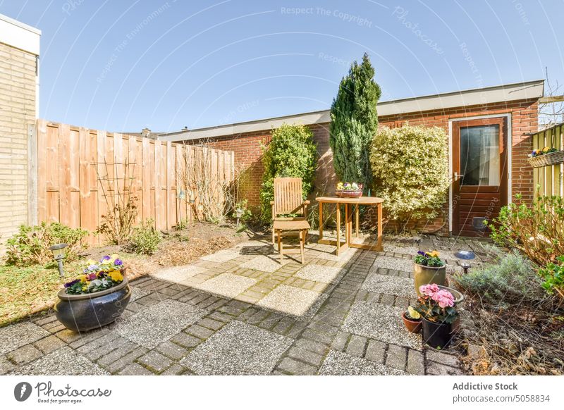 Geräumige Terrasse mit Liegestuhl im Grünen Sonnenbank Haus hölzern Hof Sommer Cottage Hinterhof Landschaft gemütlich modern Komfort Stil Design Zeitgenosse