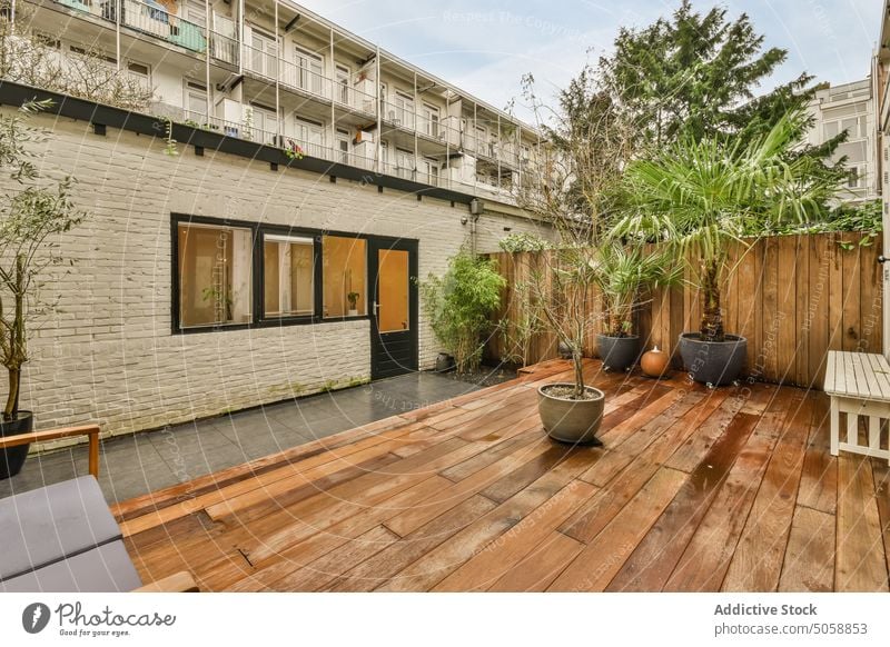 Balkon eines modernen Gebäudes Hinterhof Schiffsdeck Dekor Architektur Design Stil Nutzholz Holz Hof Außenseite Fassade Appartement Großstadt gemütlich Haus