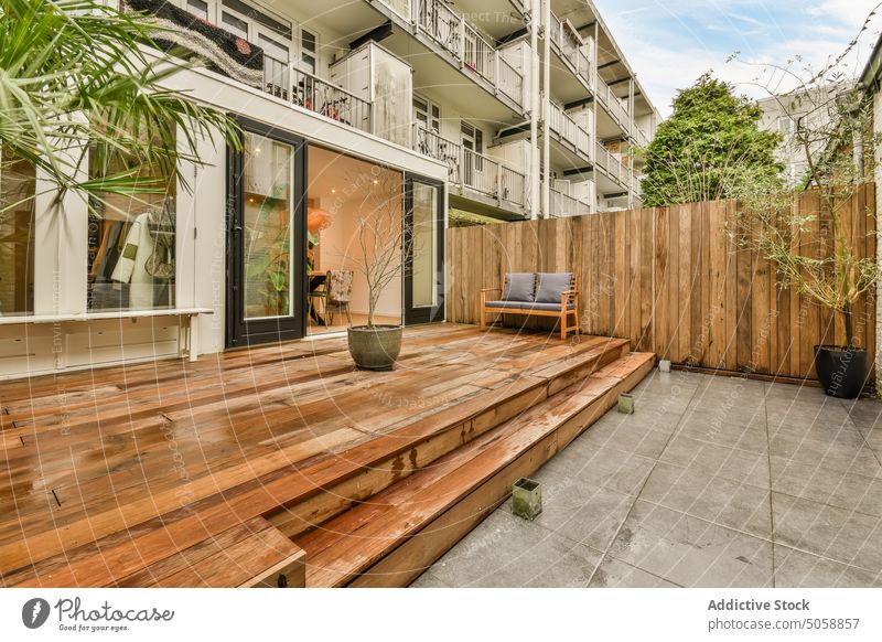 Balkon eines modernen Gebäudes Hinterhof Schiffsdeck Dekor Architektur Design Stil Nutzholz Holz Hof Außenseite Fassade Appartement Großstadt gemütlich Haus