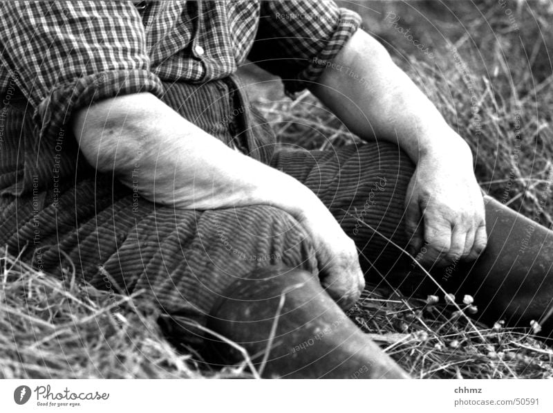 Müde Wiese Landwirt Hand Stiefel Gummistiefel Hemd fertig Erholung Natur sitzen Müdigkeit Ernte rasenmähen Arme tired hands legs