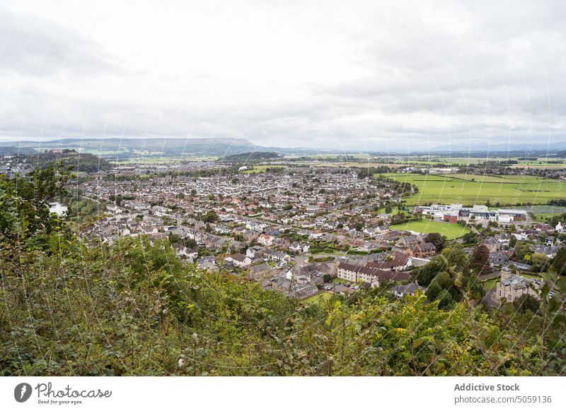 Luftaufnahme einer niedrig gelegenen Stadt Landschaft Stadtbild Schottland Feld Wiese Wald malerisch Tal Natur Wälder Rasen wolkig Gras grün grasbewachsen Baum