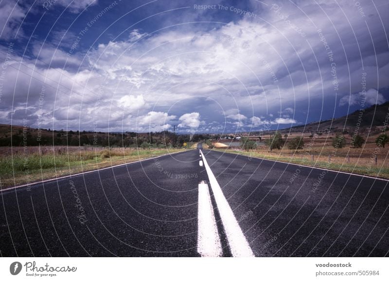 Straße durch die Landschaft Ausflug Ferne Himmel Wolken Horizont Hügel Verkehr Autobahn fahren Müdigkeit Hoffnung Rollfeld Asphalt weiße Linien Überholen Route