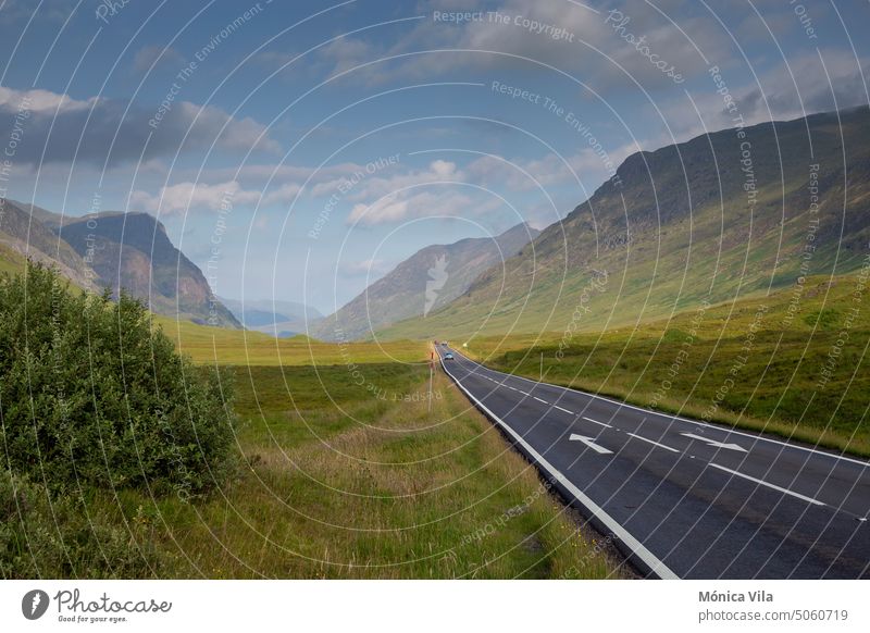 A82 Straße durch Glencoe in den schottischen Highlands a82 Schottland Berge u. Gebirge Tal Wolken wolkig grünes Gras Rasenfläche Natur Landschaft Außenaufnahme