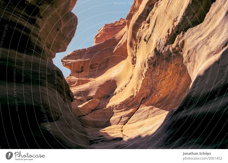 Felsen in Israel Filmmaterial Isreal Korn Naher Osten Reisefotografie Reisen Sommer Süden Wüste analog Landschaft Stein Berge Schlucht ausgespült Natur Sonne