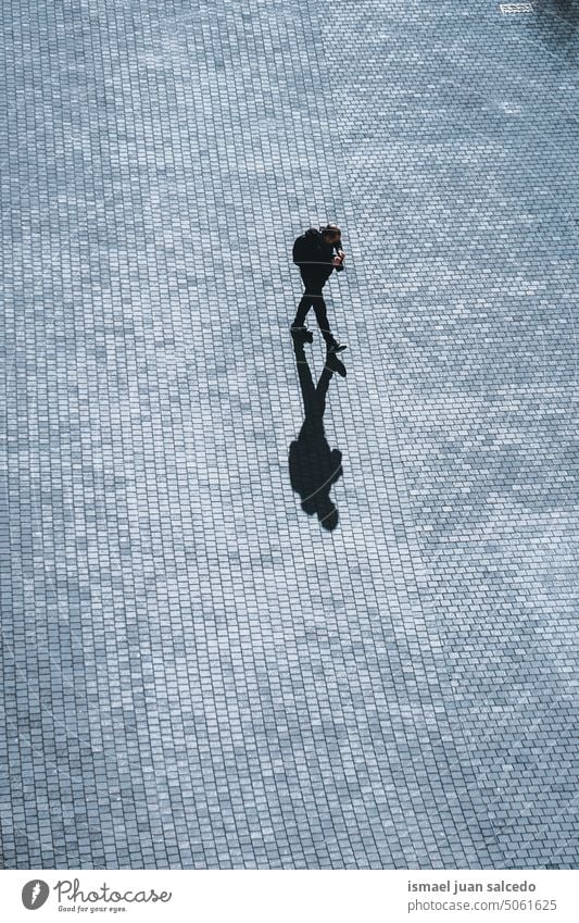 Tourist beim Spaziergang in der Stadt Bilbao, Baskenland, Spanien Tourismus Person Menschen menschlich Fußgänger Schatten Silhouette Straße Boden im Freien