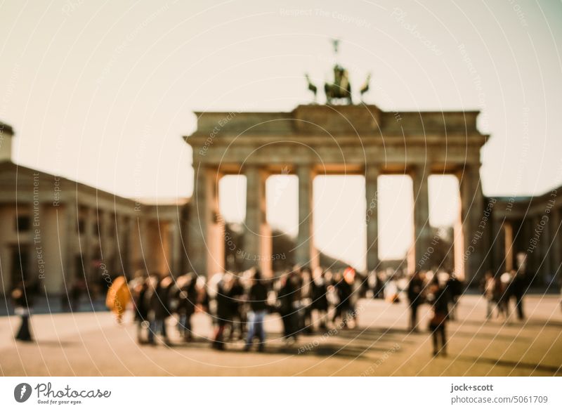 Touristengruppe am Brandenburger Tor Tourismus Sehenswürdigkeit Wahrzeichen Pariser Platz Sightseeing Stadtzentrum Städtereise Bokeh defokussiert Unschärfe