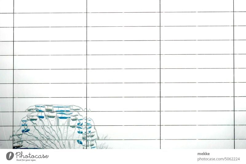 Wirkt gespiegelt eher klein das Riesenrad Spiegelung Jahrmarkt Attraktion Vergnügungspark Karussell Fahrgeschäfte Feste & Feiern Himmel hoch Schwindelgefühl