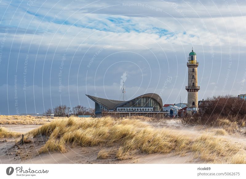 Blick auf den Leuchtturm und den Teepott im Ostseebad Warnemünde Küste Rostock Ostseeküste Mecklenburg-Vorpommern Düne Dünengras Architektur Sehenswürdigkeit