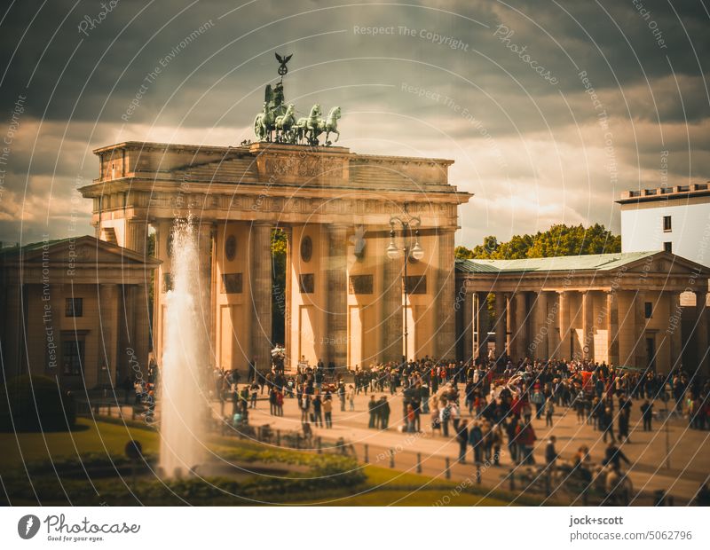 feine Gesellschaft | am Brandenburger Tor Touristen Tourismus Sehenswürdigkeit Wahrzeichen Sightseeing Pariser Platz Stadtzentrum Städtereise Berlin-Mitte