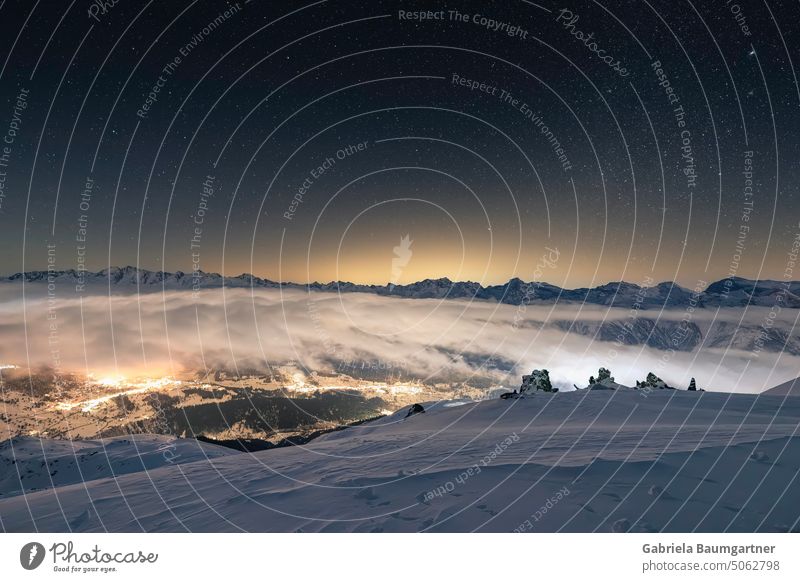 Zwischen Himmel und Erde. Atemberaubende Sternen-Nacht auf dem Eggishorn. Hier auf 2869m ü. M ist die Lichtverschutzung des kleinen Walliser Ortes Fiesch und im Hintergrund der Millionen Stadt Mailand gut zu sehen.