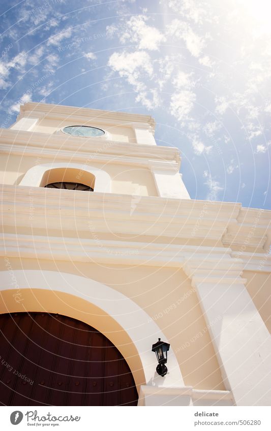 Iglesia San Fulgencio Kultur Himmel Wolken Sonne Schönes Wetter Kuba Kubaner Südamerika Mittelamerika Fischerdorf Kleinstadt Altstadt Haus Kirche Turm Bauwerk