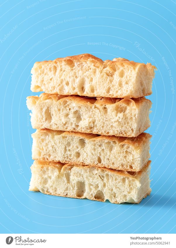 Focaccia Brotscheiben minimalistisch auf einem blauen Hintergrund Amuse-Gueule gebacken Brunch Nahaufnahme Farbe Krümel Kruste Küche lecker Details flach Mehl