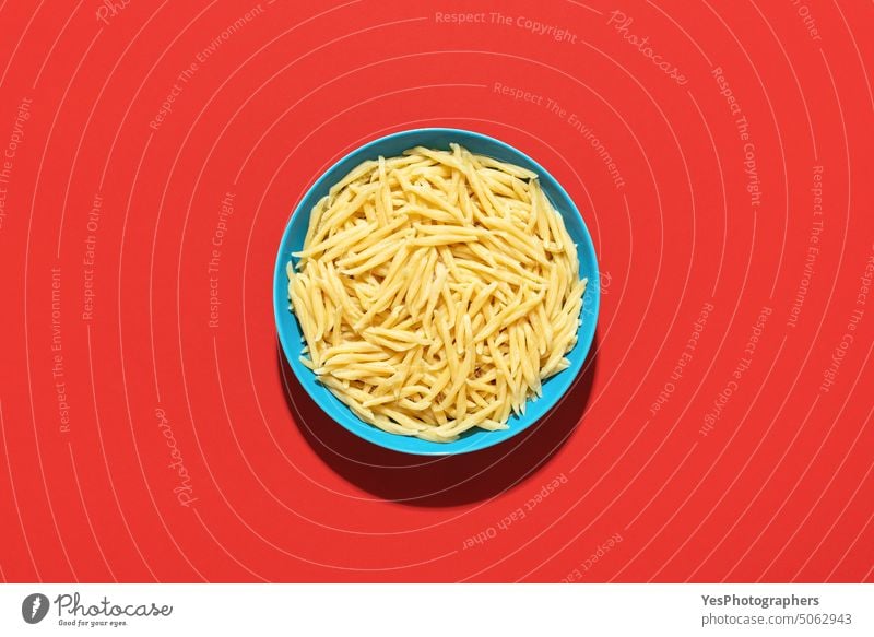 Trofie Nudelschale von oben auf rotem Hintergrund Schalen & Schüsseln hell Kohlenhydrate klassisch Farbe Textfreiraum kreativ Küche ausschneiden lecker