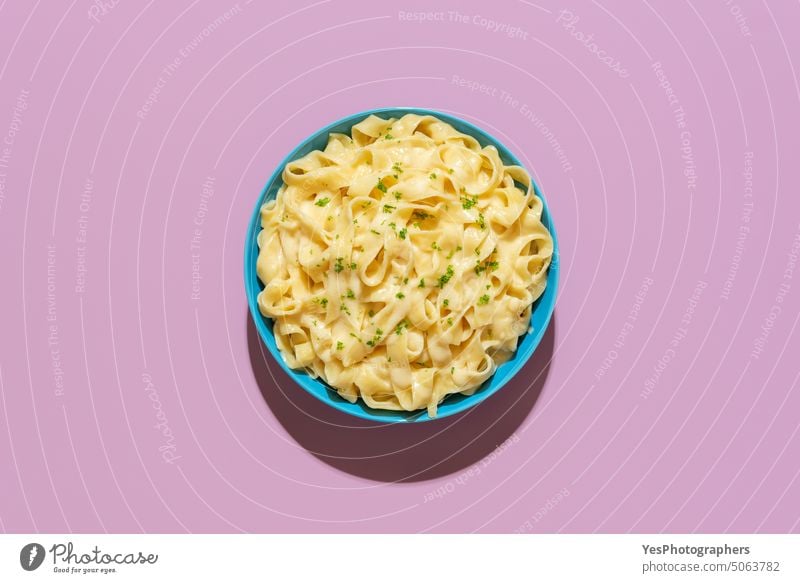 Nudeln Fettuccine Alfredo von oben auf einem lila Hintergrund alfredo blau hell Butter Kohlenhydrate Käse Farbe Komfort Textfreiraum Küche lecker Abendessen