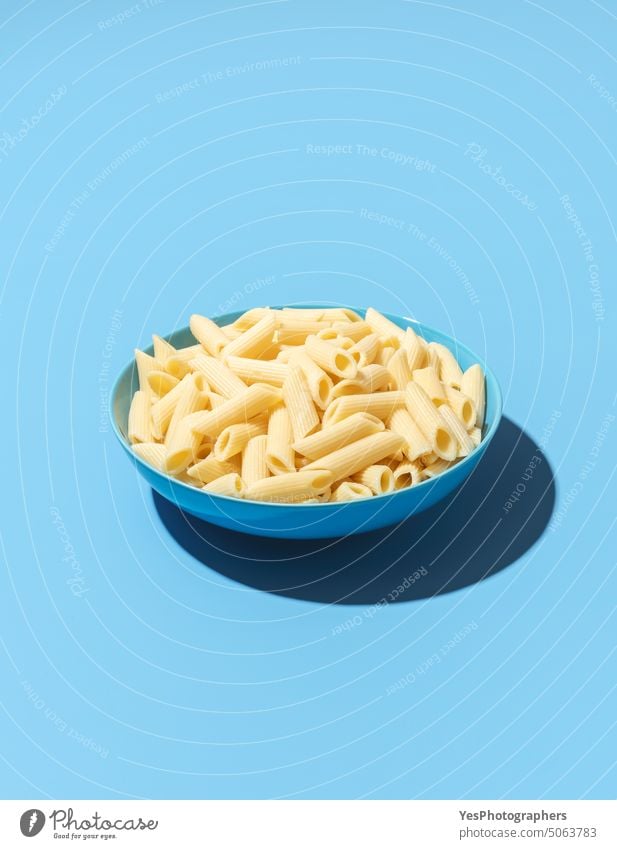 Penne Nudel Schüssel minimalistisch auf einem blauen Hintergrund oben Schalen & Schüsseln hell Kohlenhydrate klassisch Farbe gekocht Textfreiraum kreativ Küche